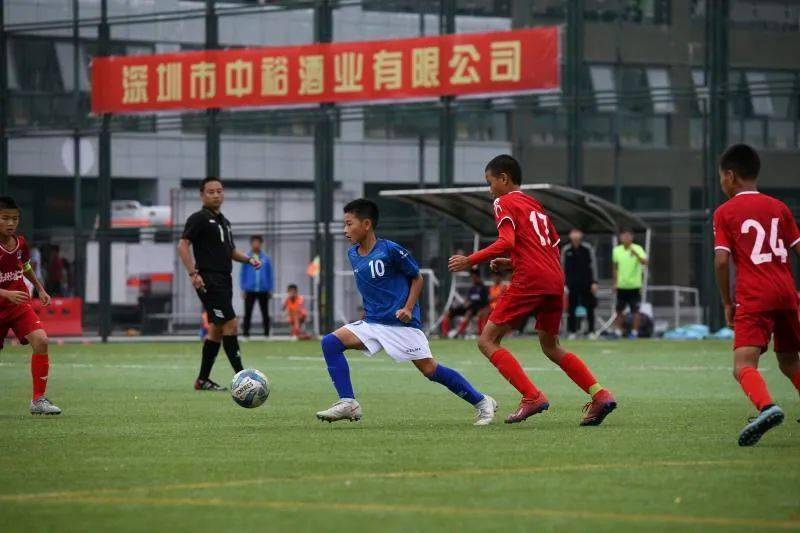 欧冠：费尔明戴帽 巴塞罗那队6-1奥林匹亚科斯